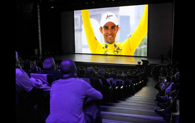 En la presentación del Tour de Francia 2011, ayer en París, se mostró la imagen del campeón actual, Alberto Contador. REUTERS  /