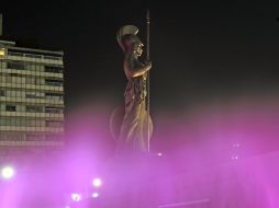 La Glorieta de La Minerva fue nuevamente iluminada con luz rosa para conmemorar la Lucha contra el Cáncer de Mama. A. GARCÍA  /