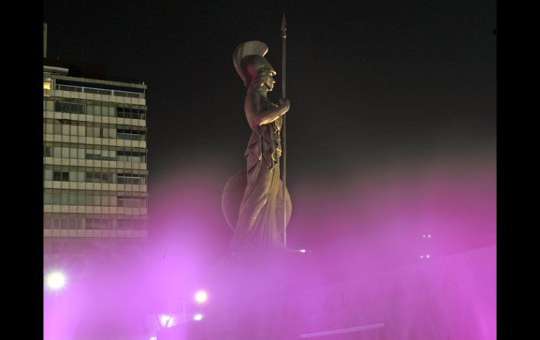 La Glorieta de La Minerva fue nuevamente iluminada con luz rosa para conmemorar la Lucha contra el Cáncer de Mama. A. GARCÍA  /