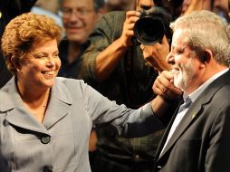 El presidente brasileño, Luiz Inácio Lula da Silva, acompaña a la candidata Dilma Rousseff, en surecorrido de campaña presidencial. AFP  /