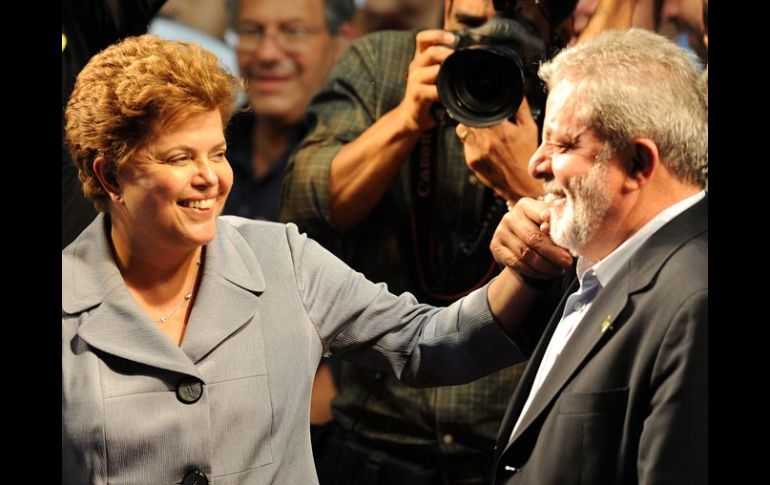 El presidente brasileño, Luiz Inácio Lula da Silva, acompaña a la candidata Dilma Rousseff, en surecorrido de campaña presidencial. AFP  /