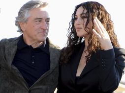 El actor Robert De Niro, mira a Mónica Bellucci durante la presentación de la película. EFE  /