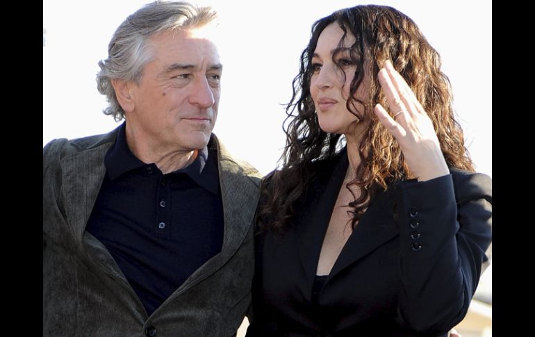 El actor Robert De Niro, mira a Mónica Bellucci durante la presentación de la película. EFE  /