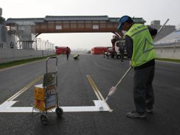 Trabajadores dan los últimos detalles al circuito de Yeongam donde corre la Fórmula 1 el próximo domingo. REUTERS  /