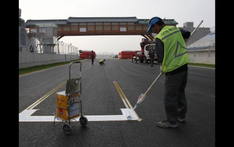 Trabajadores dan los últimos detalles al circuito de Yeongam donde corre la Fórmula 1 el próximo domingo. REUTERS  /