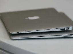 El miércoles una nueva versión de su computadora portátil ultra delgada MacBook Air. AFP  /