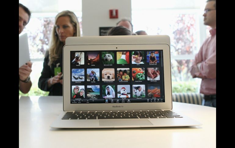 Las MacBook Air tienen un monitor de 33.8 cm y 1.73 cm en su punto más ancho. AFP  /