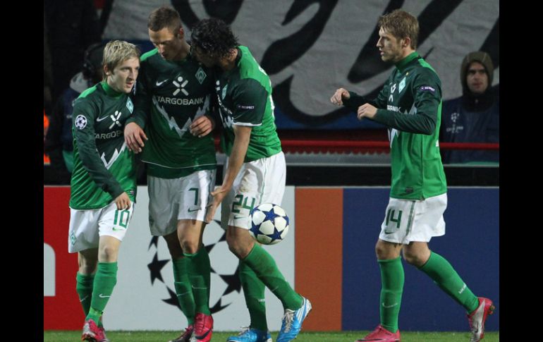 Los jugadores del Werder Bremen celebran tras anotar un gol ante el FC Twente de Holanda. EFE  /