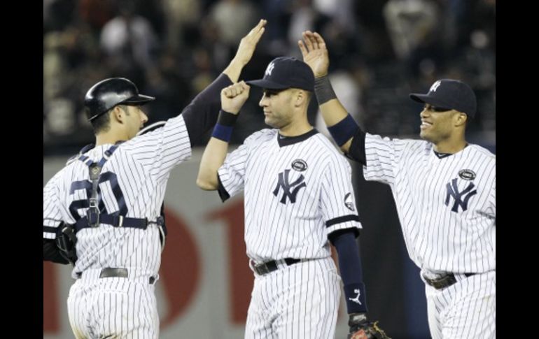 Los jugadores de los Yankees de Nueva York festejan su victoria ante los Rangers. AP  /