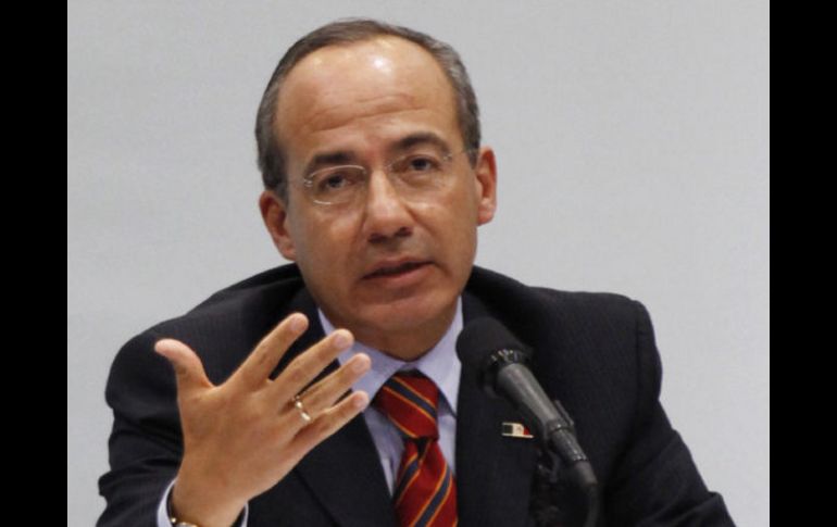 Felipe Calderón reconoció a los diputados por aprobar la iniciativa de la Ley de Ingresos. AP  /