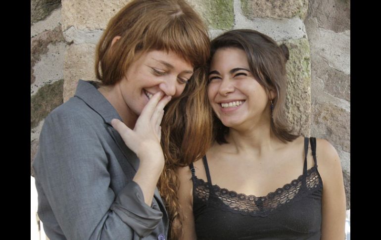 Elisa Miller (izquierda) y Sofía Palomino, directora y actriz protagonista del filme 'Vete más lejos Alicia'. S.NÚÑEZ  /