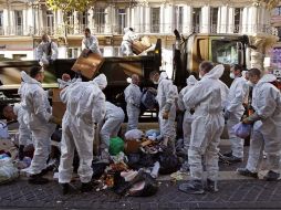 Soldados recolectan la basura en el centro de Marsella. El servicio de recolección de residuos permanece en huelga. AP  /