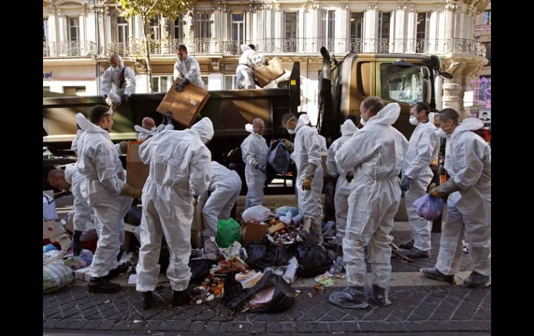 Soldados recolectan la basura en el centro de Marsella. El servicio de recolección de residuos permanece en huelga. AP  /