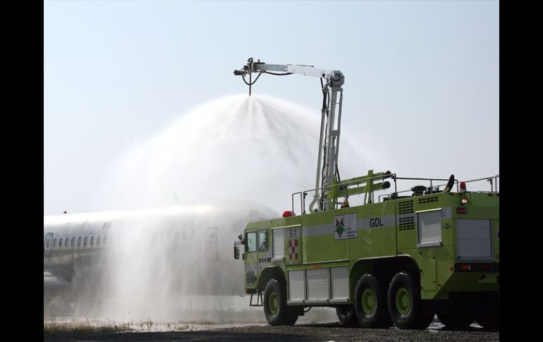 El aeropuerto de Guadalajara compró un camión para su equipo especializado para combate de incendios. J. VENTURA  /