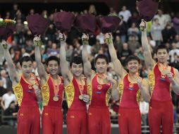 El equipo de gimnasia varonil de China levanta la medalla de oro en Rotterdam. AP  /