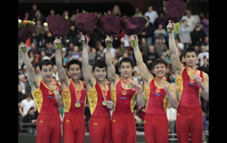 El equipo de gimnasia varonil de China levanta la medalla de oro en Rotterdam. AP  /