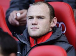 El jugador inglés Wayne Rooney ve la actuación del Manchester United desde la banca. AP  /