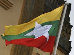 La nueva bandera de Birmania, con una estrella blanca sobre tres franjas horizontales roja, verde y amarilla. EFE  /