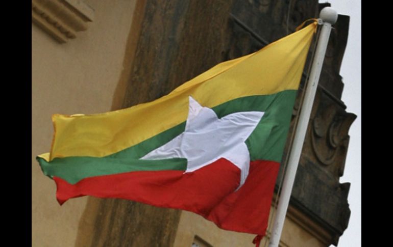 La nueva bandera de Birmania, con una estrella blanca sobre tres franjas horizontales roja, verde y amarilla. EFE  /