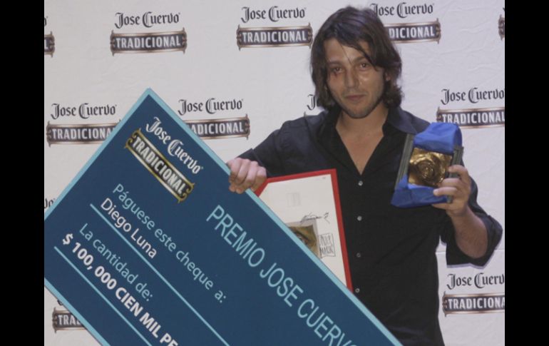 El actor recibió un cheque por 100 mil pesos que utilizará para impulsar sus proyectos.EFE  /