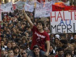 Estudiantes se manifiestan contra la reforma de las pensiones, en París. EFE  /