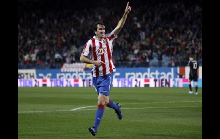 El jugador uruguayo Diego Godín festejando el gol que marcó para el Atlético de Madrid. AP  /