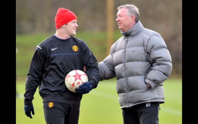 Ferguson y Rooney limaron asperezas y sellaron la polémica con la renovación de contrato. EFE  /