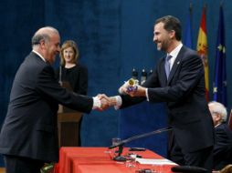 Vicente del Bosque recibe el galardón del Premio Príncipe de Asturias de los Deportes 2010. EFE  /