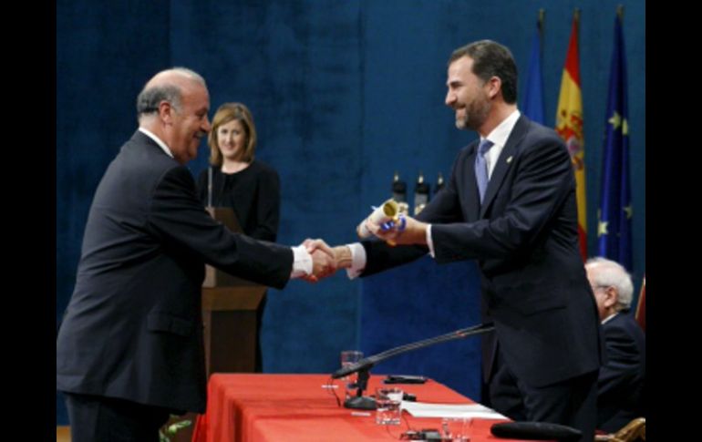 Vicente del Bosque recibe el galardón del Premio Príncipe de Asturias de los Deportes 2010. EFE  /