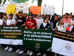 Aspecto de la manifestación de esta mañana por bachilleres de Ocotlán, en Casa Jalisco. J. VENTURA  /