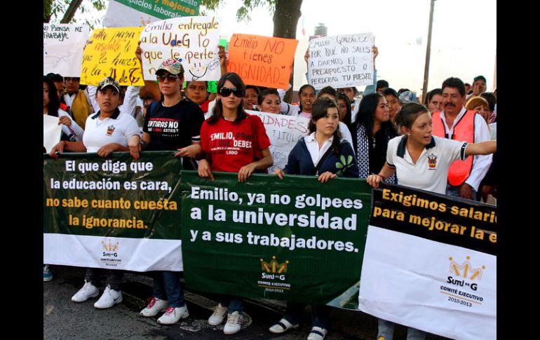 Aspecto de la manifestación de esta mañana por bachilleres de Ocotlán, en Casa Jalisco. J. VENTURA  /