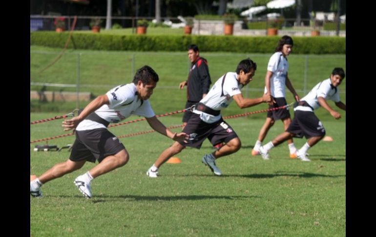 Los jugadores del Atlas entrenan duro para poder triunfar en su encuentro ante el Atlante. A. CAMACHO  /