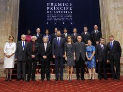 Los príncipes Felipe y Letizia (c) posan junto a los galardonados de los Premios Príncipe de Asturias. AFP  /