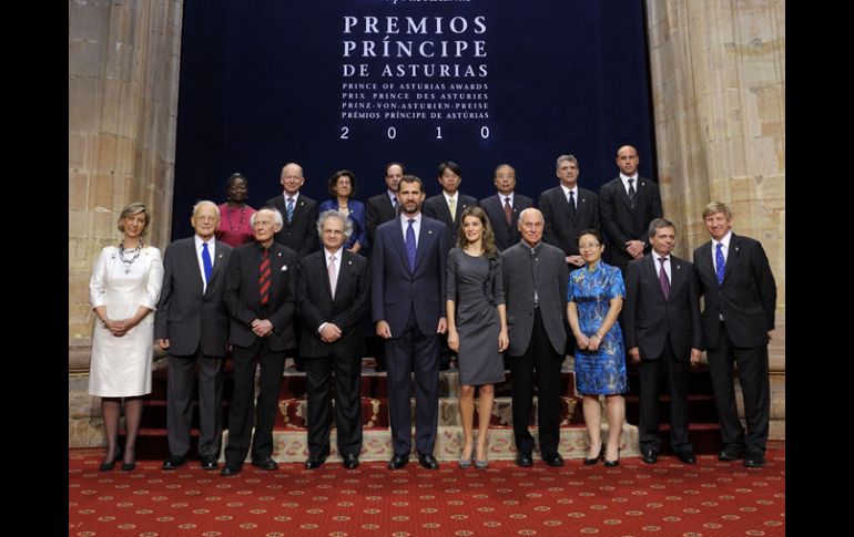 Los príncipes Felipe y Letizia (c) posan junto a los galardonados de los Premios Príncipe de Asturias. AFP  /