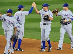 Los jugadores de los Rangers de Texas celebran tras vencer ante los Yanquis de Nueva York por 8-0 . EFE  /