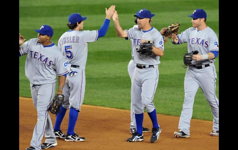 Los jugadores de los Rangers de Texas celebran tras vencer ante los Yanquis de Nueva York por 8-0 . EFE  /