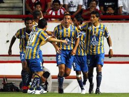 Los elementos del San Luis celebran la primera anotación del partido ante el Necaxa. MEXSPORT  /