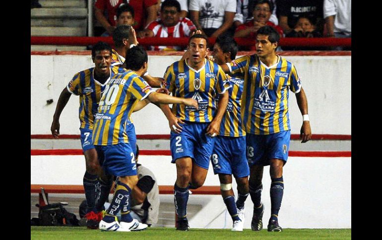 Los elementos del San Luis celebran la primera anotación del partido ante el Necaxa. MEXSPORT  /