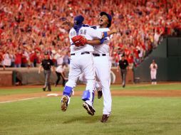 Texas se mete por primera vez en su historia a la Serie Mundial, imagen de la celebración de Molina y Feliz luego de la victoria. AFP  /