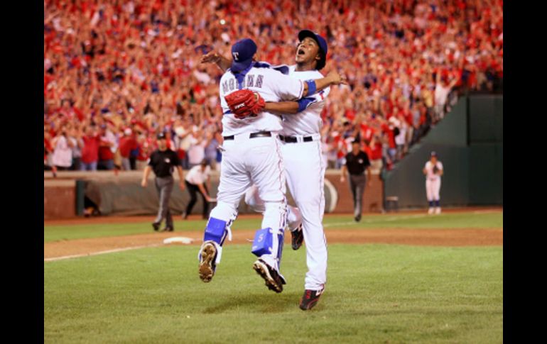 Texas se mete por primera vez en su historia a la Serie Mundial, imagen de la celebración de Molina y Feliz luego de la victoria. AFP  /