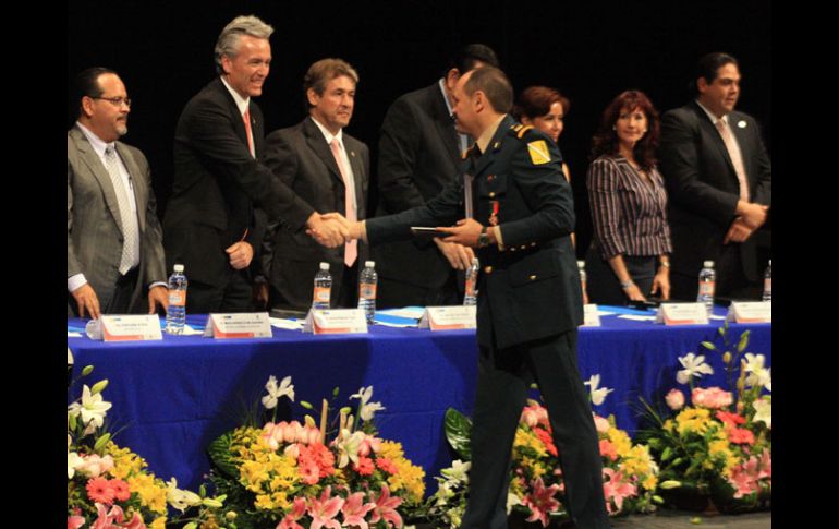 El titular de la SSJ, Alfonso Petersen Farah, indicó que esta es la primera vez que se entregan medallas a los médicos. A. HINOJOSA  /