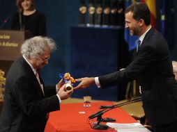 El escritor libano, Amin Maalouf, al momento de recibir el premio Príncipe de Asturias de las Letras. AFP  /