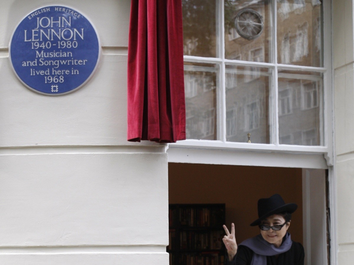 Yoko Ono devela placa en casa de John Lennon en Londres | El Informador