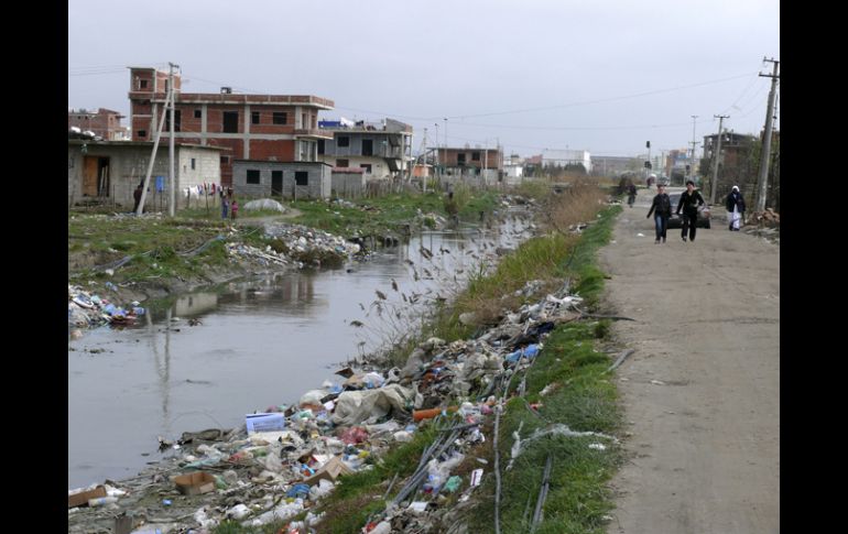 Imagen de un basurero de Tirana, la capital de Albania. EFE  /