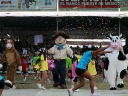 Evento de inauguración de la Expo Ganadera, donde presentaron a tres mascotas para amenizar la estancia de los niños. E. PACHECO  /