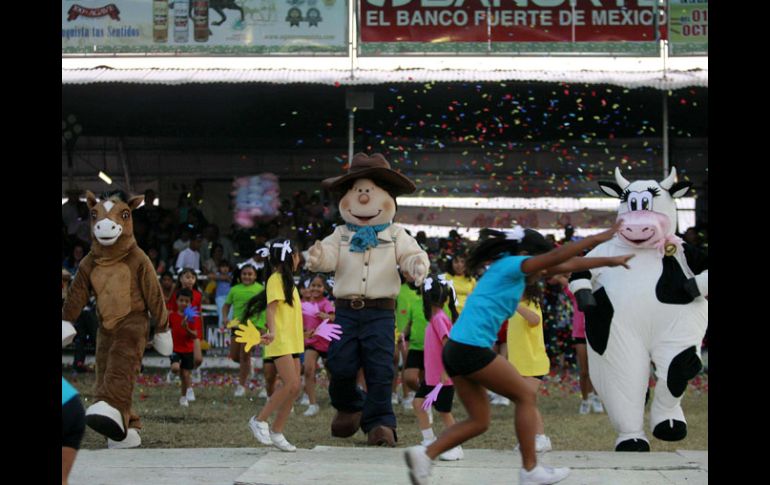 Evento de inauguración de la Expo Ganadera, donde presentaron a tres mascotas para amenizar la estancia de los niños. E. PACHECO  /