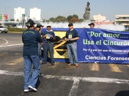 La pega de calcas inició con automóviles que circulaban por las avenidas que confluyen en la Glorieta Minerva. ESPECIAL  /