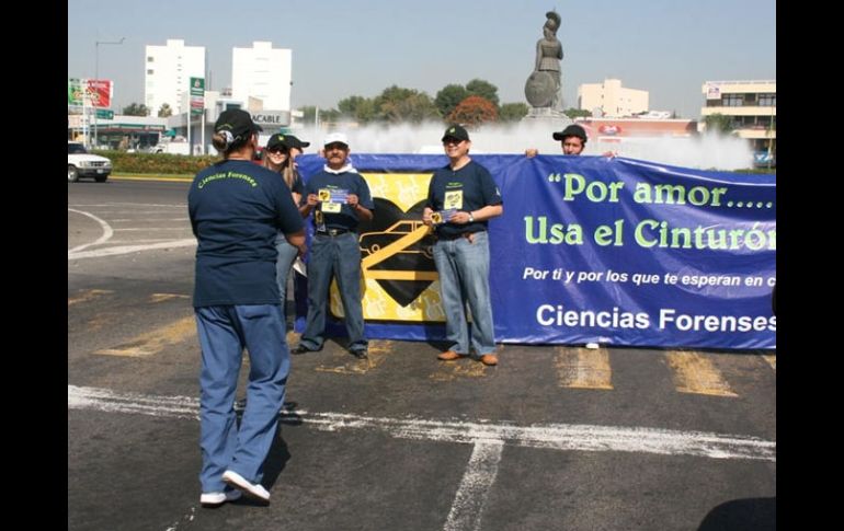 La pega de calcas inició con automóviles que circulaban por las avenidas que confluyen en la Glorieta Minerva. ESPECIAL  /