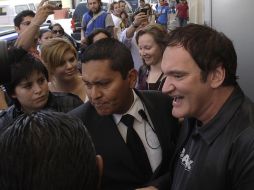 Decenas de jóvenes siguieron al cineasta Queantin Tarantino por las calles de Morelia durante su visita.S.NÚÑEZ  /