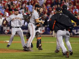 Los Gigantes celebran el pase a la serie mundial al vencer en al Serie de Campeonato de la Liga Nacional a los Filis. REUTERS  /